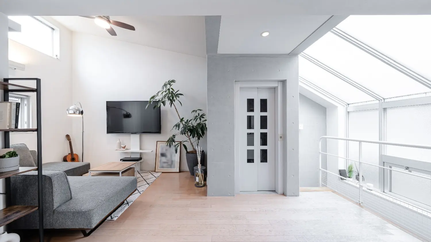 Modernes Wohnzimmer mit Aufzug