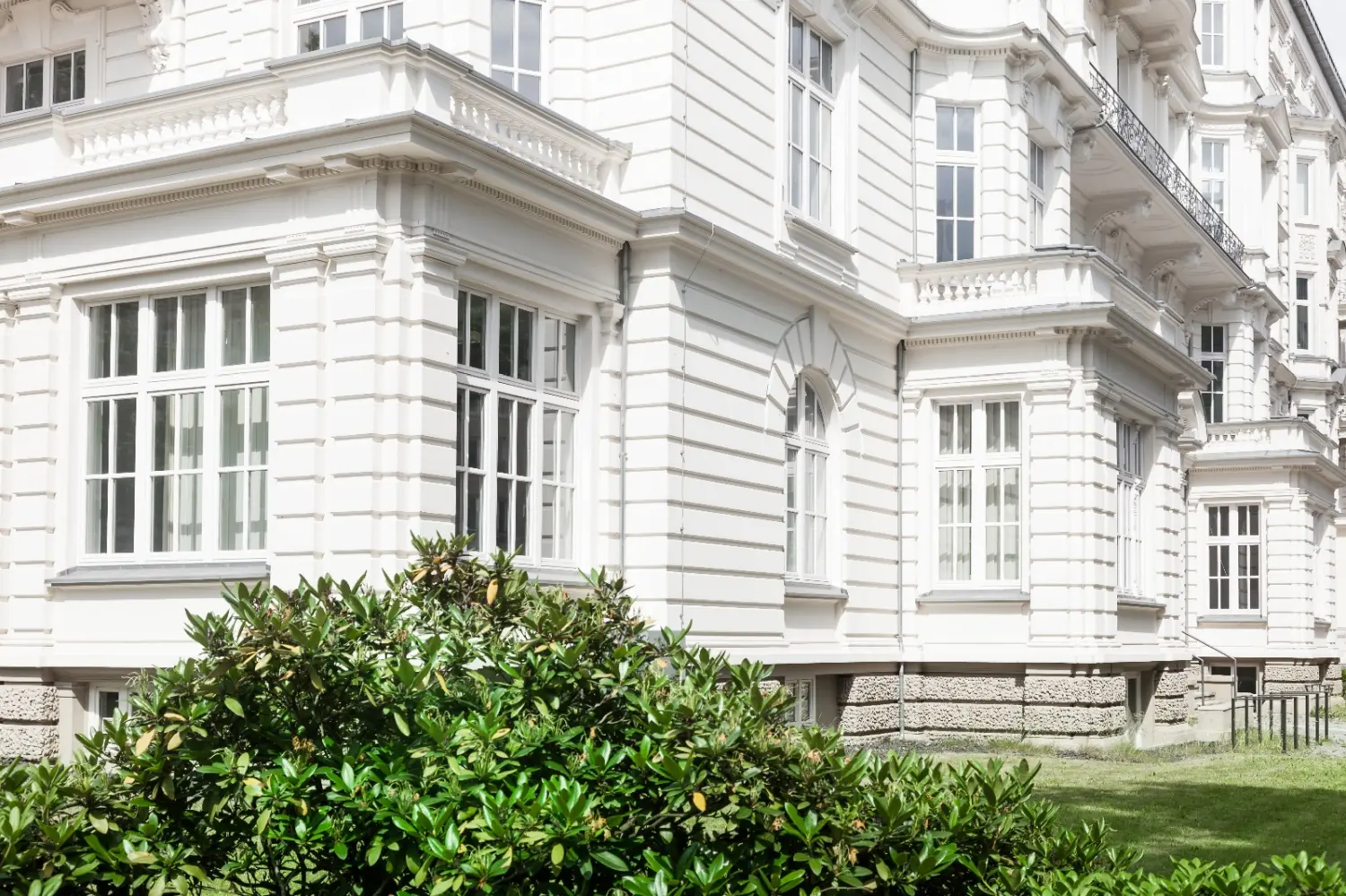 nobles Haus - Gebäude und Vorgarten 